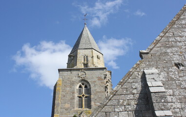 Fototapeta na wymiar clocher d'église bretonne ,isolé