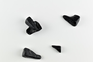 Czarne, pokruszone kawałki mydła.