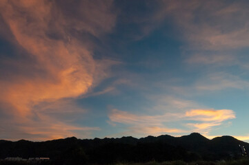 黄色からｵﾚﾝｼﾞ色に染まった朝焼け雲