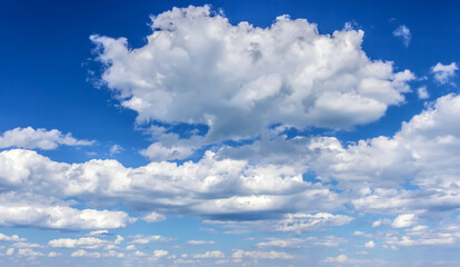 Obraz premium Blue sky background with fluffy clouds