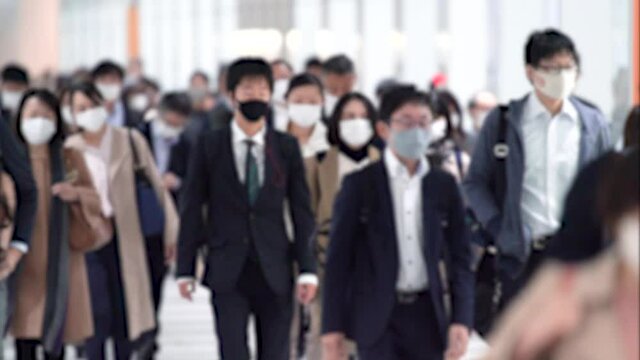 Covid-19 : Crowd of people wearing masks walking to work in Tokyo, JAPAN / slow motion (マスクをつけて都心へ通勤する人たち)