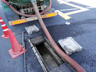 道路の排水溝の清掃