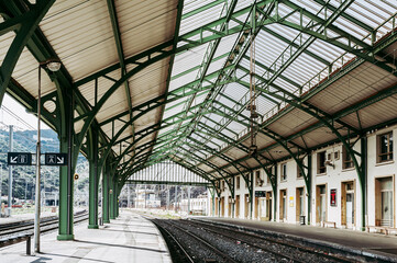 Gare avec une structure métallique et verrière moderne et industrielle - Style architectural industriel