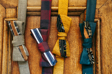 Noeud papillon chic en tissu coloré et motifs - Accessoire pour costume masculin