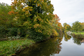 herbstlich gefärbte Laub Bäume im Park mit Spiegelung im Wasser