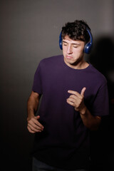 foto de estudio de chico bailando con auticulares puestos