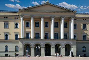 Fototapeta na wymiar The Royal Palace in Oslo, Norway's capitol 