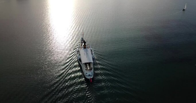 Vue a&eacute;rienne du bateau de la CGN se dirigeant vers Gen&egrave;ve, Suisse. Vue a&eacute;rienne de la ville de Gen&egrave;ve film&eacute;e par un drone en 4k.
