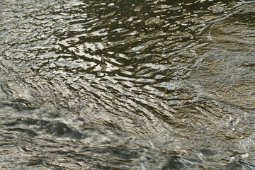 Wellen eines Flusses, Spiegelung des Himmels im Wasser 