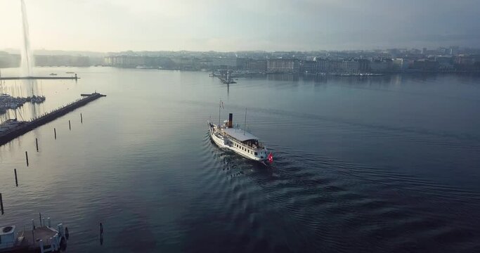 Vue a&eacute;rienne du bateau de la CGN &agrave; Gen&egrave;ve, Suisse, par temps d'hiver.