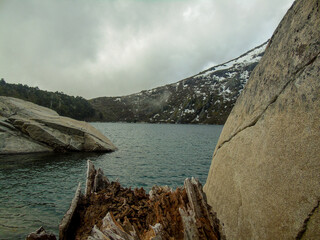 en las alturas de la montaña, a los pies de la laguna. gran senderismo y trekking,