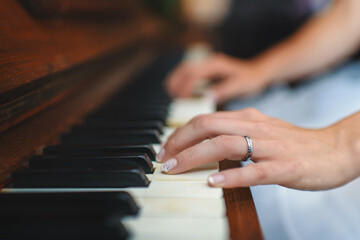 Obraz premium The woman's hands playing the piano.