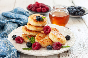 Cottage cheese pancakes with raspberries and blueberries