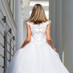 Obraz premium Young beautiful girl in ballroom prom dress