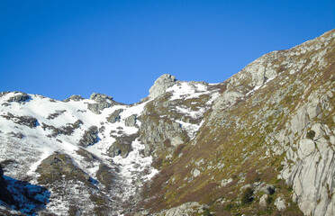 en las alturas de la montaña, a los pies de la laguna. gran senderismo y trekking,