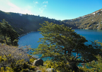 en las alturas de la montaña, a los pies de la laguna. gran senderismo y trekking,