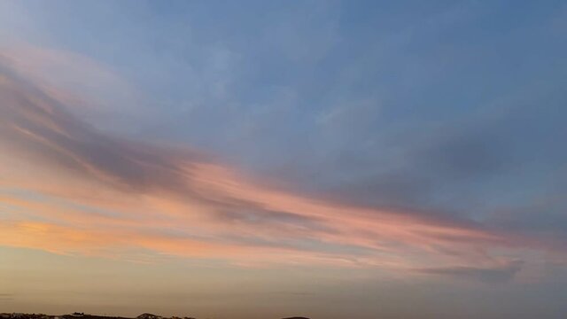 Atardecer con nubes rojas en la isla de Gran Canaria, Espa&ntilde;a