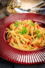 Fried noodles with chicken and vegetables.