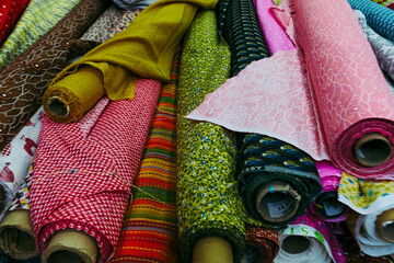 Rouleaux de tissus avec des motifs colorés - Matériel de couture