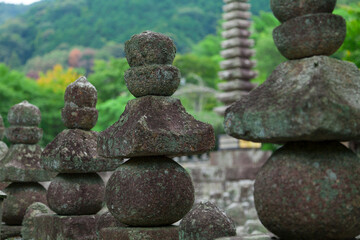 Fototapeta na wymiar 化野念仏寺の石塔
