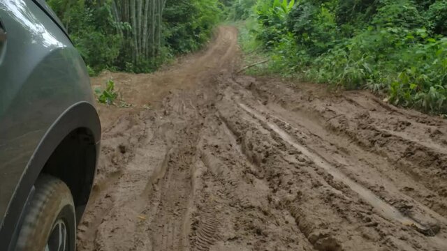 Drive car through rod mud , Four wheel drive in mud