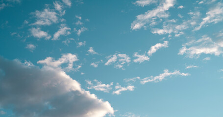 chmury na tle błękitnego nieba © Michael