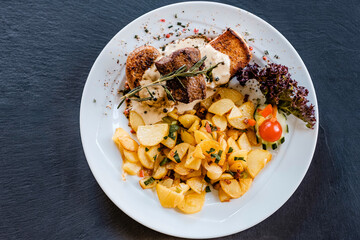 Verschiedene Filets mit Bratkartoffeln