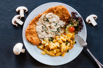 Schnitzel mit Bratkartoffeln
