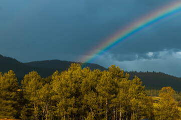 Arcoiris y montaña