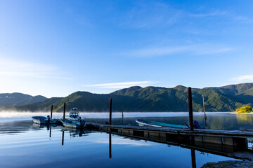 奥日光　湯気が立ち込める早朝の中禅寺湖、桟橋とボート