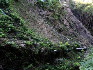 山肌の土砂崩れ