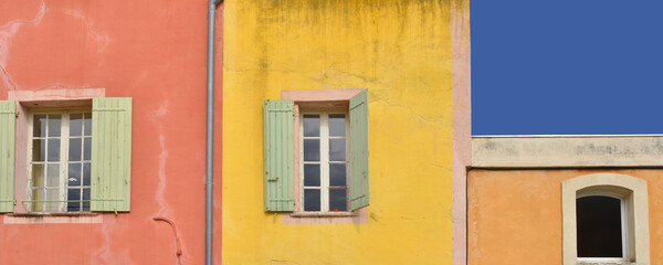 Panoramique façades colorées à Roussillon (84220), Vaucluse en Provence-Alpes-Côte-d'Azur, France