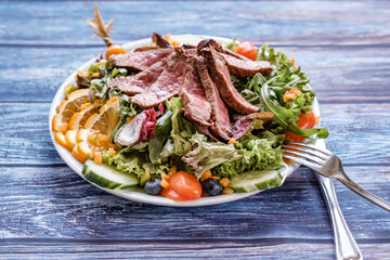 Salat mit Rinderfiletstreifen