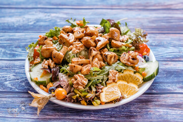 Salat mit Champignons und Waln&uuml;ssen