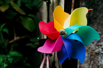 Petit moulin à vent aux couleurs de l'arc-en-ciel - Jouet en plastique pour enfant