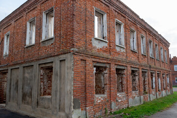 Fototapeta na wymiar abandoner old red brick building without roof in town