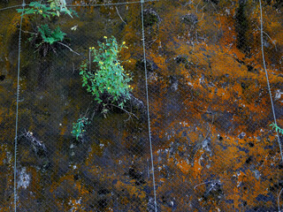 鉄分を多く含んだ岩山の断面