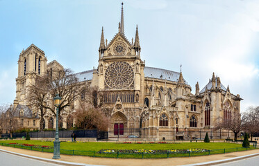 Fototapeta premium Gorgeous sunset over Notre Dame cathedral by day