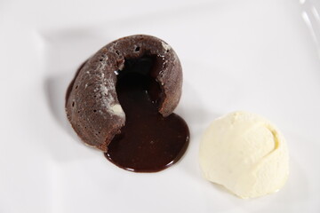 Schokoladenkuchen mit Vanilleeis chocolate cake