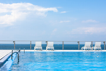 プールサイドに置かれたサマーベッド
