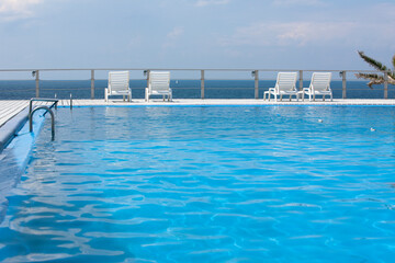 プールサイドに置かれたサマーベッド