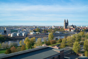 Blick auf die Stadt Magdeburg am Elberadweg mit dem Fluss Elbe und dem Magdeburger Dom