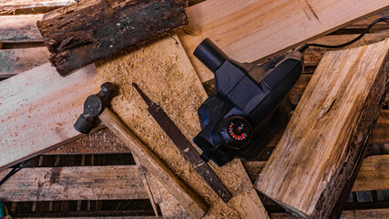 Herramientas para trabajar con madera y trabajos artesanales, acompañados de un buen café