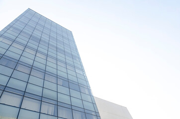 Pr&eacute;dio visto de baixo com c&eacute;u azul com nuvens