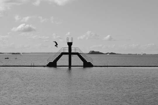 Piscine de bon secours et son plongeoir &agrave; Saint-Malo
