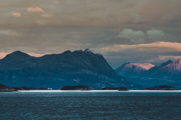Saltfjorden w okolicy norweskiego miasta Bodo
