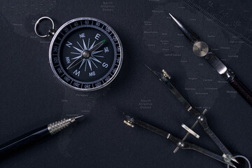 Kompass und Zirkel auf Schwarz Quer