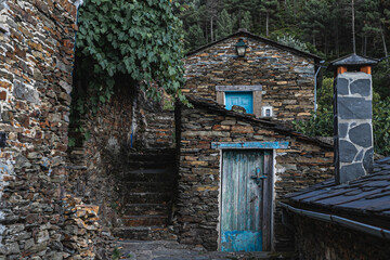 pequeñas y antiguas casas con puertas azules en un pueblo de Portugal, Piodao.