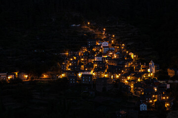 Fantástica imagen  nocturna de un pequeño pueblo del interior de Portugal, Piodao.