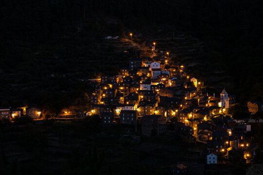 Fant&aacute;stica imagen  nocturna de un peque&ntilde;o pueblo del interior de Portugal, Piodao.